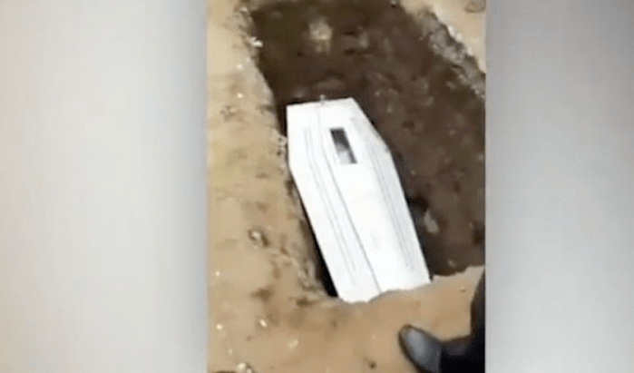 Viral video mayat dalam peti melambaikan tangan